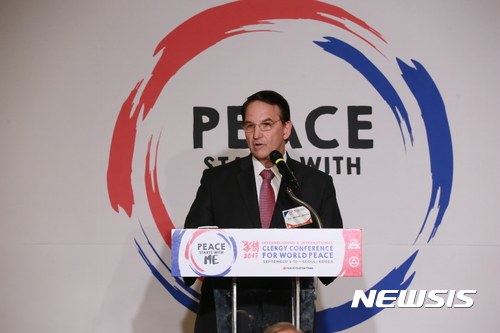 【서울=뉴시스】지난 5일 서울 송파구 잠실동 롯데호텔월드에서 열린 '2017 효정 세계평화 초종교 성직자 국제세미나' 개회식에서 환영사하는 마이클 젠킨스 ACLC 공동의장. (사진=한국종교협의회 제공)