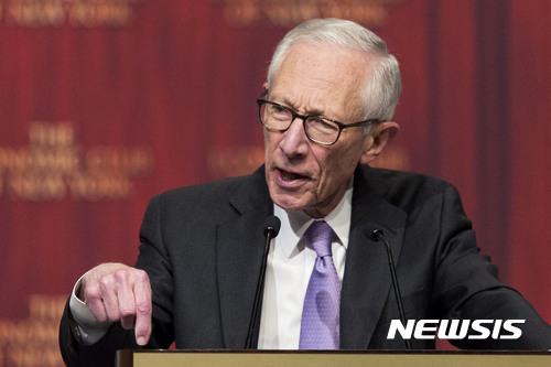 【뉴욕=AP/뉴시스】 영향력 있는 경제학자이자 미국 연방준비제도(fed) 부의장을 지낸 스탠리 피셔가 향년 81세로 별세했다고 월스트리트저널이 1일(현지 시간) 보도했다. 사진은 스탠리 피셔 미 연준 부의장. 2025.06.02.