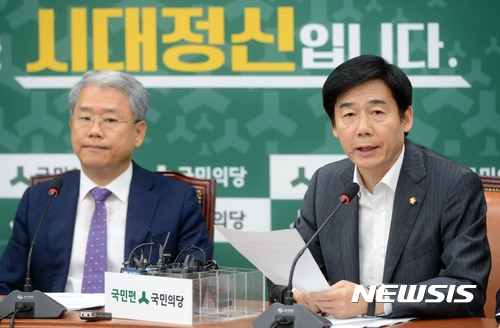 【서울=뉴시스】홍효식 기자 = 국민의당 이용호(오른쪽) 정책위의장이 7일 오전 서울 여의도 국회에서 열린 제 47차 원내정책회의에 참석해 소년법 관련 발언을 하고 있다. 왼쪽은 김동철 원내대표. 2017.09.07. yesphoto@newsis.com