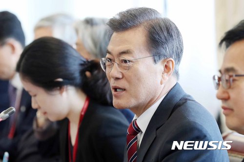 【블라디보스토크(러시아)=뉴시스】전신 기자 = 문재인 대통령이 7일 러시아 블라디보스토크 극동연방대에서 아베 신조 일본 총리와 한-일 정상회담을 하고 있다. 2017.09.07.&nbsp; photo1006@newsis.com