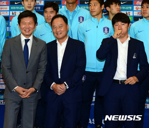 【인천공항=뉴시스】박주성 기자 = 월드컵 본선 9회 연속 진출을 확정한 대한민국 축구대표팀 김호곤(가운데) 기술위원장이 7일 오전 인천 중구 인천공항으로 입국해 정몽규 대한축구협회 회장과 웃으며 이야기를 나누고 있다. 2017.09.07.  park7691@newsis.com