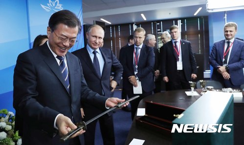 【블라디보스토크(러시아)=뉴시스】전신 기자 = 문재인 대통령이 지난 6일 러시아 블라디보스토크 극동연방대에서 열린 한-러 확대 오찬회담을 마친 후 블라디미르 푸틴 러시아 대통령으로부터 검을 선물받고 있다. 1800년대 조선시대에 만들어진 이 검은 1950년대 미국인에 의해 미국으로 반출되었다가 러시아 개인이 사들인 것을 러시아 정부가 확보해 이번에 문 대통령에게 선물했다고 러시아 정부는 밝혔다. 2017.09.07. photo@newsis.com