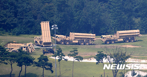 【성주=뉴시스】추상철 기자 = 주한미군 사드(THAAD·고고도미사일방어체계) 발사대 4기가 7일 오후 경북 성주군 초전면 사드기지에 도착 설치준비작업을 하고 있다. 2017.09.07.  scchoo@newsis.com
