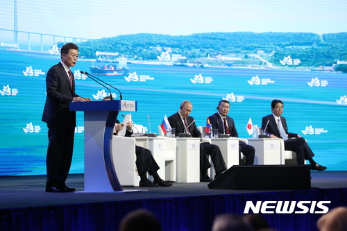 【블라디보스토크(러시아)=뉴시스】전신 기자 = 문재인 대통령이 7일 러시아 블라디보스토크 극동연방대에서 열린 제3차 동방경제포럼 전체세션에 참석해 기조연설을 하고 있다. 2017.09.07. photo1006@newsis.com