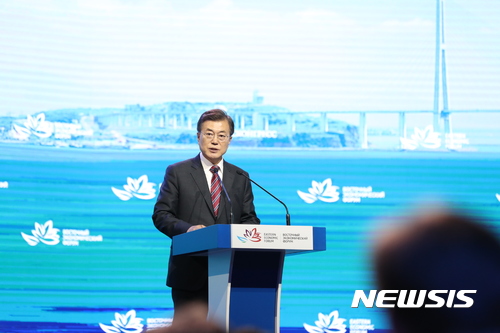 【블라디보스토크(러시아)=뉴시스】전신 기자 = 문재인 대통령이 7일 러시아 블라디보스토크 극동연방대에서 열린 제3차 동방경제포럼 전체세션에 참석해 기조연설을 하고 있다. 2017.09.07. photo1006@newsis.com