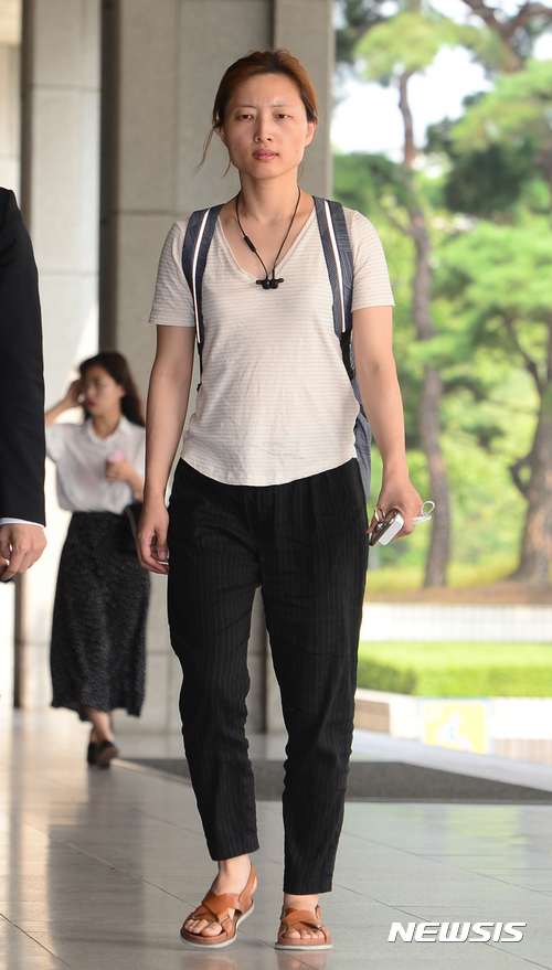 【서울=뉴시스】권현구 기자 = 고 백남기 농민의 장녀 백도라지 씨가 7일 오후 서울 서초구 중앙지방검찰청에서 형사3부장과 면담하기 위해 청사로 들어서고 있다. 2017.09.07. stoweon@newsis.com
