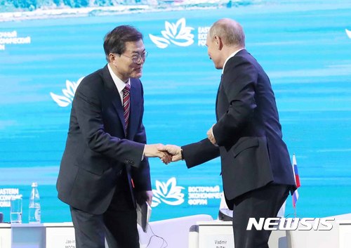【블라디보스토크(러시아)=뉴시스】전신 기자 = 문재인 대통령이 7일 러시아 블라디보스토크 극동연방대에서 열린 제3차 동방경제포럼 전체세션에서 연설 마친 후 블라디미르 푸틴 러시아 대통령과 악수하고 있다. 2017.09.07.&nbsp; photo1006@newsis.com