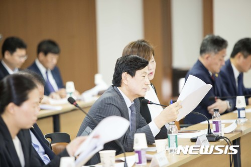 【서울=뉴시스】7일 오후 서울 서대문구 경찰청을 방문한 국회 행정안전위원회 유재중 위원장 및 의원들이 이철성 경찰청장과 면담을 하고 있다. 국회 행안위는 청소년 폭행사건과 관련해 경찰청을 방문했다. 2017.09.07. (사진=경찰청 제공) photo@newsis.com