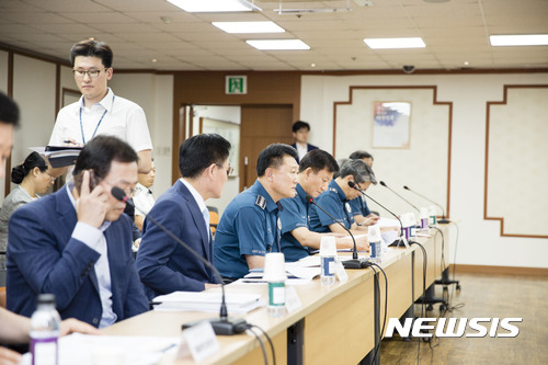 【서울=뉴시스】이철성 경찰청장이 7일 오후 서울 서대문구 경찰청을 방문한 국회 행정안전위원회 유재중 위원장 및 의원들과 면담을 하고 있다. 국회 행안위는 청소년 폭행사건과 관련해 경찰청을 방문했다. 2017.09.07. (사진=경찰청 제공) photo@newsis.com