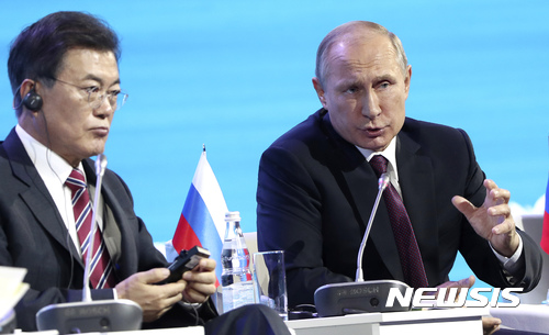 【블라디보스토크=AP/뉴시스】문재인 대통령이 7일 러시아 블라디보스토크에서 열린 동방경제포럼 '러시아 극동:새로운 현실 창조'란 제목의 세션에 참석해 블라디미르 푸틴 러시아 대통령의 발언을 통역을 통해 듣고 있다. 2017.09.07 