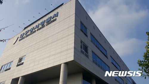 【대구=뉴시스】민경석 기자 = 대구 성서경찰서는 만취 상태로 애완견을 잃어버린 여성에게 접근해 금품을 훔친 혐의(절도)로 A(33)씨를 불구속 입건했다고 8일 밝혔다.2017.09.08.0803mks@newsis.com