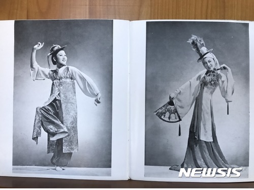 【서울=뉴시스】 젊은 엽색가(한량춤·왼쪽), 서울의 무녀(무당춤)