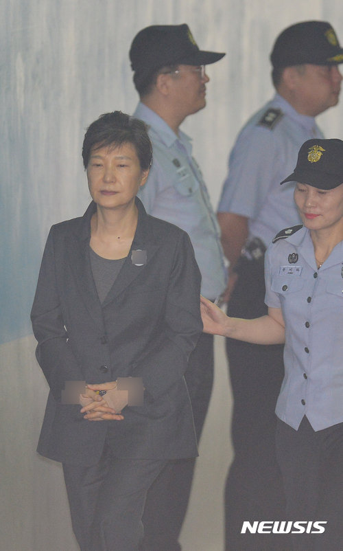 【서울=뉴시스】고승민 기자 = '국정농단 정점' 피고인 박근혜 전 대통령이 67차 공판을 받기 위해 8일 오전 서울 서초구 서울중앙지법으로 호송되고 있다. 2017.09.08. kkssmm99@newsis.com