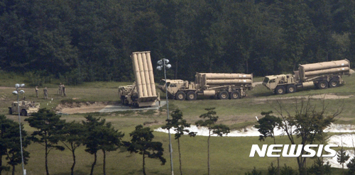 【성주=뉴시스】최진석 기자 = 8일 오전 경북 성주 초전면 사드기지에 배치된 사드(THAAD·고고도미사일방어체계) 발사대 옆에서 주한미군이 작업을 하고 있다.&nbsp; 지난 7일 주한미군은 사드 4기를 추가로 배치해 사드 1개 포대를 완성 했다. 2017.09.08.&nbsp; myjs@newsis.com 