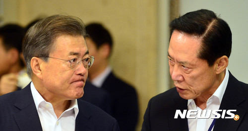 【서울=뉴시스】전진환 기자 = 문재인 대통령이 5일 오전 제39회 국무회의가 열리는 청와대 세종실에서 송영무 국방부장관과 대화하고 있다. 2017.09.09. amin2@newsis.com