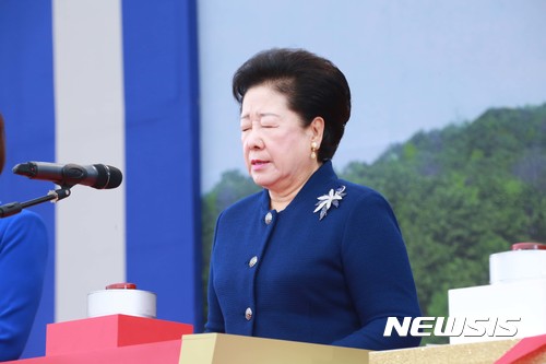 【서울=뉴시스】 8일 경기도 가평군 설악면에서 열린 '천지선학원 건립기공식'에 참석한 한학자 총재가 축도를 하고 있다. 2017.09.08. (사진=세계평화통일가정연합 제공) photo@newsis.com