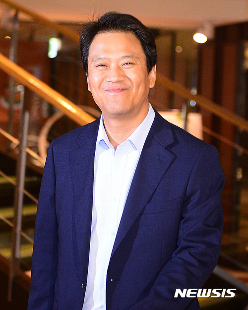 【서울=뉴시스】추상철 기자 = 임종석 대통령비서실장. 사진은 임 비서실장이 9월 8일 오후 서울 종로구 당청 만찬회동장으로 들어서고 있는 모습이다. 이날 청와대 주요 수석비서관과 더불어민주당 원내대표단은 정기국회 대비 계획 수립 등을 위한 만찬회동을 했다. 2017.09.08. scchoo@newsis.com