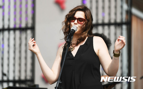 【수원=뉴시스】이정선 기자 = ‘2017 수원재즈페스티벌’이 열린 9일 오후 경기 수원 광교호수공원 야외공연장에 마련된 무대에서 헤일리 로렌 & 재즈파크 빅밴드의 헤일리 로렌이 리허설을 하고 있다. 2017.09.09. ppljs@newsis.com