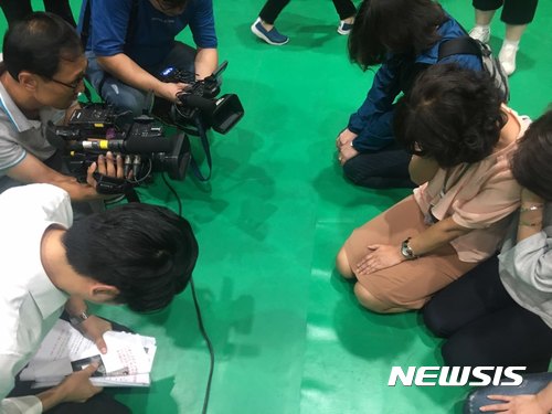 【서울=뉴시스】임재희 기자 = 지난 5일 오후 서울 강서구 탑산초등학교에서 열린 '강서지역 특수학교 설립 교육감-주민토론회'에서 장애인 학생 학부모 3명(오른쪽)이 특수학교 설립을 요청하며 무릎을 꿇자 특수학교 설립에 반대하는 토론회 참석자(왼쪽 첫째줄)가 함께 무릎을 꿇고 있다. 2017.09.05. limj@newsis.com