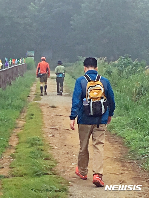  【군산=뉴시스】고석중 기자 = 휴일인 10일 새벽부터 전북 군산 청암산으로 산행을 떠나는 발길이 이어지고 있다. 2017.09.10. k9900@newsis.com 