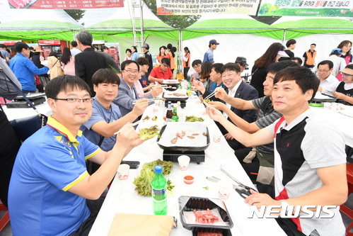 【문경=뉴시스】김진호 기자 = 9일 문경시 영강체육공원에서 열린 '2017 문경약돌한우축제'에서 시민과 관광객들이 약돌한우를 맛보며 축제를 즐기고 있다. 2017.09.10 (사진= 문경시 제공) photo@newsis.com  