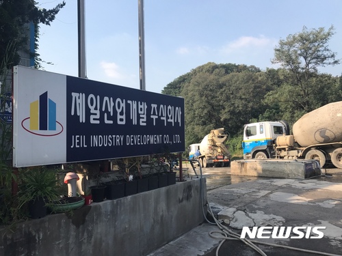 【안양=뉴시스】 장태영 기자 = 경기 안양시 석수2동 소재 제일산업개발 이전 협약이 지난달 추진되다 무산된 가운데 이전 조건인 제일산업개발 부지에 대한 개발제한구역 해제는 사실상 불가능 했던 것으로 확인됐다. 지난 8일 레미콘차량들이 제일산업개발에 들어가고 있다. 2017.09.12. jty1414@newsis.com