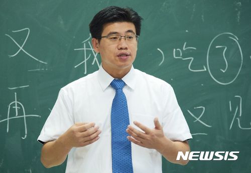  【아산=뉴시스】이종익 기자 =순천향대학교는 공자아카데미 중국 측 4대 원장으로 리쫑후이(43·李忠輝) 톈진외국어대 교수가 부임했다고 10일 밝혔다.  사진은 리쫑후이 텐진외국어대 교수가 재학생을 대상으로 '비니지스 중국어회화'를 강의하고 있다.  2017.09.10. (사진=순천향대 제공)  photo@newsis.com