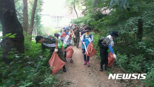 【인천=뉴시스】함상환 기자 = 특전사 산악회, 특전사 귀성부대와 깨끗한 산 정화 행사(사진= 특전사 산악회 제공)hsh3355@newsis.com  