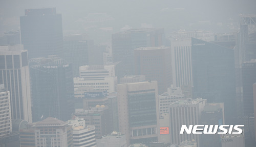 【서울=뉴시스】임태훈 기자 = 중국발 스모그 유입과 대기 정체로 10일 오전 서울 남산N타워에서 바라본 도심 하늘이 뿌옇다. 기상청은 전국이 동해상에 위치한 고기압의 영향을 받다가 중국 산둥반도에서 다가오는 저기압의 영향을 받아 밤에는 서해안과 제주도에 비가 오겠다고 예보했다. 미세먼지 농도는 인천·경기남부는 '나쁨', 그 밖의 권역은 '보통'으로 예상되며, 수도권·충청권은 오전에 '나쁨' 수준의 농도가 나타날 수 있다. 2017.09.10. taehoonlim@newsis.com