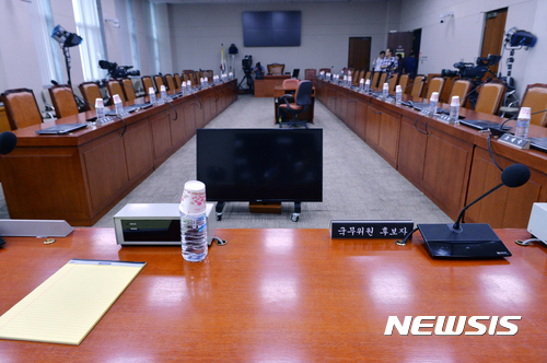 【서울=뉴시스】배훈식 기자 = 서울 여의도 국회 산업통상자원중소벤처기업위원회 회의실. 사진은 박성진 초대 중소벤처기업부 장관 후보자 인사청문회를 하루 앞둔 지난 9월 10일 회의실 모습이다.&nbsp; dahora83@newsis.com