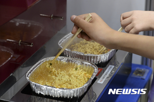 [서울=뉴시스] 최진석 기자 = 지난 2017년 9월 서울 강남구 코엑스에서 열린 '대한민국 라면박람회'를 찾은 관람객들이 즉석 라면 조리기를 이용해 하면을 끓이고 있다. (해당 사진은 기사와 직접 관련이 없습니다.) 2017.09.10.myjs@newsis.com