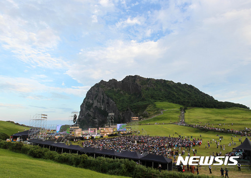 【서귀포=뉴시스】우장호 기자 = 10일 오후 제주 서귀포시 성산읍 성산일출봉에서 세계자연유산 등재 10주년 기념음악회가 열리고 있다. 2017.09.10. woo1223@newsis.com