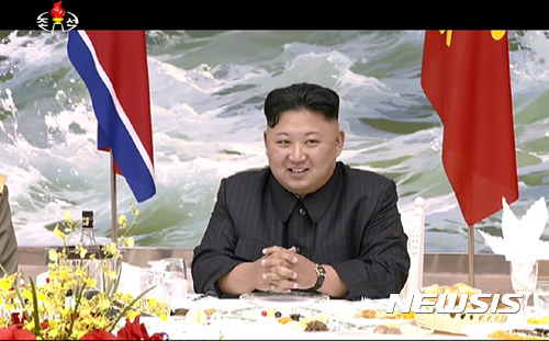 【서울=뉴시스】북한 김정은 노동당 위원장이 평양 목란관연회장에서 핵과학자와 기술자들을 위한 6차 핵실험 성공 자축 연회에 참석했다고 조선중앙TV가 10일 보도했다. 2017.09.10.(사진=조선중앙TV 캡처)&nbsp; photo@newsis.com 