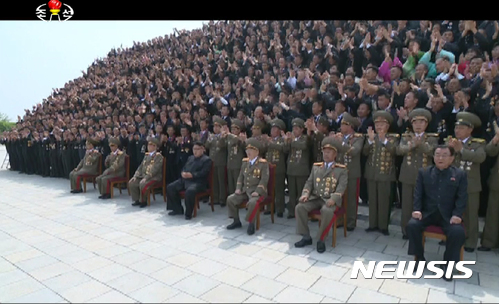 【서울=뉴시스】북한 김정은 노동당 위원장이 평양 목란관연회장에서 핵과학자와 기술자들을 위한 6차 핵실험 성공 자축 연회에 참석했다고 조선중앙TV가 10일 보도했다. 사진은 금수산태양궁전 앞에서 김정은 노동당 위원장이 핵과학자, 기술자들과 기념촬영하는 모습.&nbsp; 2017.09.10.(사진=조선중앙TV 캡처) photo@newsis.com 