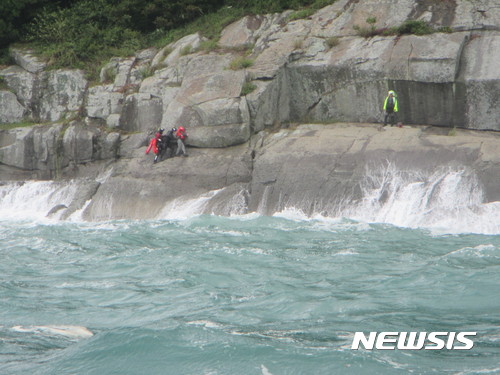 【여수=뉴시스】김석훈 기자 = 여수해양경찰서는 11일 오전 9시 21분께 전남 여수시 화정면 개도 월항 인근 갯바위에서 바다 낚시를 하던 이 모(59) 씨와 이 씨의 부인 정 모(54·여) 씨가 높은 너울성 파도와 비바람 속에 갖혀 있고 저체온증으로 위험에 처해 있다는 신고를 받고 긴급 출동해 이들을 구조했다고 밝혔다. 2017.09.11. (사진=여수해경 제공) kim@newsis.com