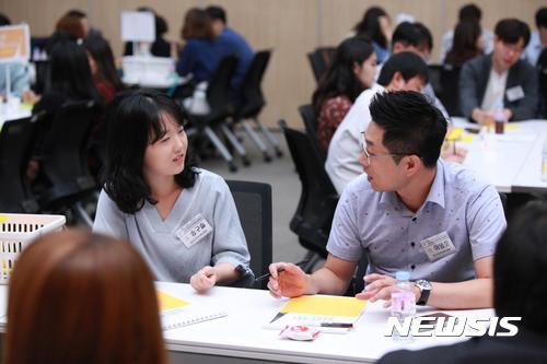 【의정부=뉴시스】배성윤 기자 = 경기도교육청은 11일 경기도교육청 북부청사 김대중홀에서 '2017 신규공무원 생생토크&콘서트'를 개최했다. 2017.09.11.(사진=경기도교육청 북부청사 제공) photo@newsis.com