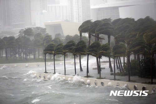 【마이애미=AP/뉴시스】허리케인 어마가 강타한 미국 플로리다주 마이애미에서 10일(현지시간) 폭우와 함께 강풍이 불어 파도가 거칠게 치고 있다. 2017.09.11