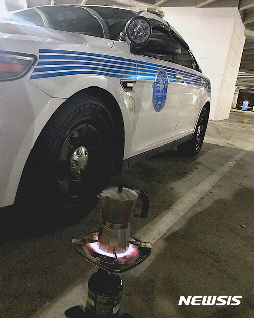 【 마이애미경찰청·AP/뉴시스】 허리케인 어마로 9일(현지시간) 미국 플로리다주 마이애미 일대에 전기가 끊기면서 마이애미 경찰관들이 차고에서 캠핑용 버너를 이용해 커피를 끓이고 있는 모습. 사진은 마이애미경찰청이 공개했다. 2017.09.11