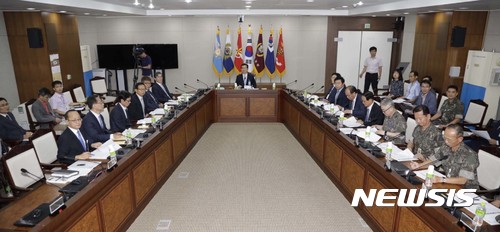 【서울=뉴시스】사진공동취재단 = '국방부 5·18 특별조사위원회'가 출범한 11일 서울 용산구 국방부청사 중회의실에서 이건리 위원장이 첫 회의를 주재하고 있다. 이건리 전 대검찰청 공판송무부장이 위원장을 맡는 위원회는 조사지원팀·헬기사격조사팀·전투기출격대기조사팀 등 3개팀으로 구성되며, 5·18 광주민주화운동 당시 헬기사격·전투기 대기 등 관련 의혹을 검증한다. 2017.09.11. photo@newsis.com