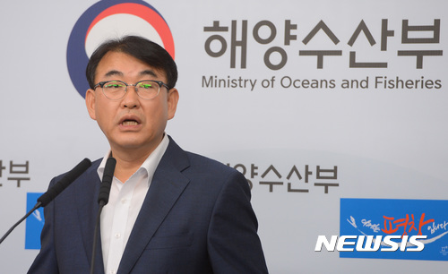 【세종=뉴시스】강종민 기자 = 최완현 해양수산부 수산정책관이 지난 11일 오전 정부세종청사에서 전 세계적인 김 수요 확대, 지속 가능하고 친환경적인 김 생산기반 조성, 아이디어와 기술력을 바탕으로 고부가가치 창출 등 김 산업 발전방안을 발표하고 있다. 2017.09.12. ppkjm@newsis.com