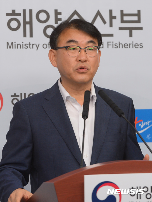 【세종=뉴시스】강종민 기자 = 최완현 해양수산부 수산정책관이 지난 11일 오전 정부세종청사에서 전 세계적인 김 수요 확대, 지속 가능하고 친환경적인 김 생산기반 조성, 아이디어와 기술력을 바탕으로 고부가가치 창출 등 김 산업 발전방안을 발표하고 있다. 2017.09.12. ppkjm@newsis.com