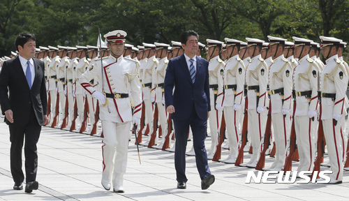 【도쿄=AP/뉴시스】아베 신조 일본 총리(오른쪽)가 2016년 9월 11일 오전 도쿄 방위성에서 오노데라 이쓰노리 방위상(왼쪽)과 함께 자위대 의장대를 사열하고 있다. 2018.01.04