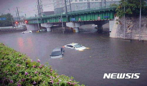 【서울=뉴시스】새벽부터 시간당 100mm에 가까운 기록적인 폭우가 내린 11일 부산 당감동에서 서면 가는 길에 자동차들이 빗물에 침수되어 있다. 2017.09.11. (사진=SNS 켑쳐)photo@newsis.com