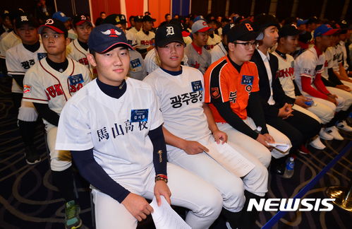 【서울=뉴시스】박진희 기자 = 11일 오후 서울 중구 웨스틴조선호텔에서 2018 KBO 리그 2차 신인드래프트에 참석한 선수들이 대기석에 앉아 있다. 2017.09.11.pak7130@newsis.com