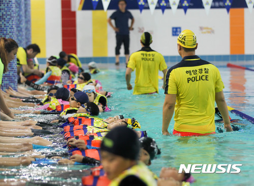 【제주=뉴시스】우장호 기자 = 11일 오전 제주시 삼성초등학교 1층에 마련된 실내 수영장에서 학생들이 제주지방해양경찰청 소속 대원에게 생존수영을 배우고 있다. 2017.09.11.  woo1223@newsis.com