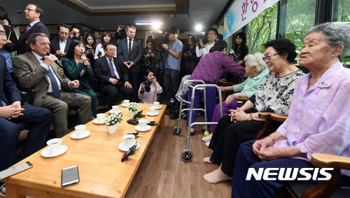 【광주(경기)=뉴시스】이정선 기자 = 게르하르트 슈뢰더(Gerhard Schroder) 전 독일 총리가 11일 오후 경기 광주 일본군 위안부 피해자 할머니 쉼터 나눔의집을 방문해 할머니와 대화를 나누고 있다. 2017.09.11. ppljs@newsis.com