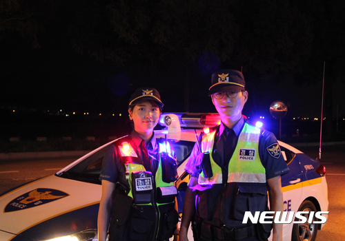 【상주=뉴시스】박홍식 기자 = 경북 상주경찰서는 경찰관이 입는 조끼에 'LED 경광등'을 부착했다고 12일 밝혔다. 야간 112신고처리, 음주단속, 교통사고 등 범죄예방 활동에 경찰관 안전확보를 위해서다.동문지구대 이나연(왼쪽) 순경과 이재형 경장이 LED 경광등이 부착된 조끼를 입고 있다. 2017.09.12 (사진=상주경찰서 제공) photo@newsis.com