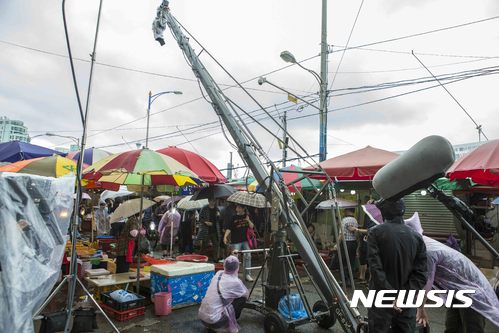 【부산=뉴시스】 하경민 기자 = 부산 자갈치시장에서 진행되고 있는 영화 촬영 모습. 2017.09.12. (사진=부산혁신센터 제공)yulnetphoto@newsis.com