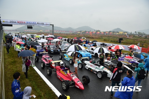 【무안=뉴시스】배상현 기자 = 지난해 영암 F1경주장에서 열린 모터스포츠 페스티벌. 전남도는 12일 전남 GT(Grand Touring) 대회가 16~17일 영암 국제자동차경주장에서 국내 최대 규모로 열린다고 밝혔다. 2017.09.12 (사진=전남도청 제공) praxis@newsis.com