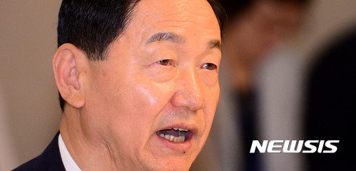 【서울=뉴시스】추상철 기자 = 김상곤 사회부총리 겸 교육부장관이 12일 오전 서울 종로구 정부서울청사에서 열린 '중학생 집단 폭행사건'과 관련 관계장관 간담회를 주재하고 있다. 2017.09.12. scchoo@newsis.com